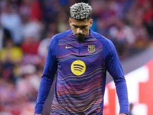 Bek Barcelona Ronald Araujo menunduk saat pemanasan jelang sebuah pertandingan