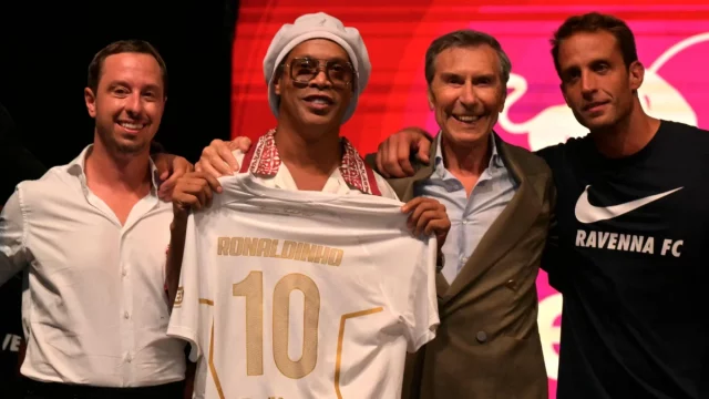 Ronaldinho diperkenalkan Ravenna