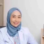 Dokter spesialis THT-BKL Universitas Airlangga Rosa Falerina di ruang kerjanya.
