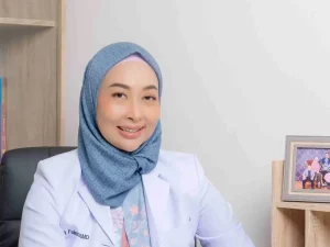 Dokter spesialis THT-BKL Universitas Airlangga Rosa Falerina di ruang kerjanya.