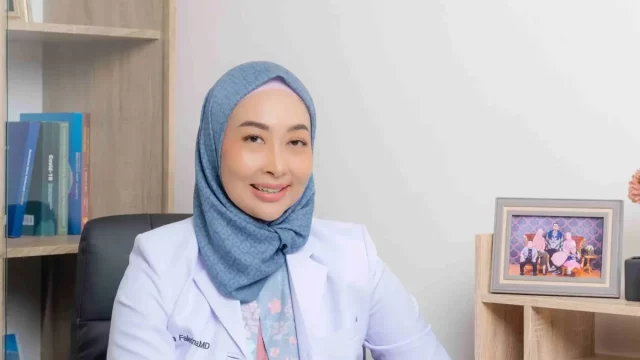 Dokter spesialis THT-BKL Universitas Airlangga Rosa Falerina di ruang kerjanya.