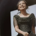 Rossa tampil di atas panggung saat konser di Banjarbaru.