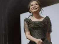 Rossa tampil di atas panggung saat konser di Banjarbaru.