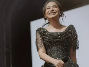 Rossa tampil di atas panggung saat konser di Banjarbaru.