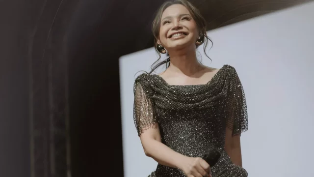 Rossa tampil di atas panggung saat konser di Banjarbaru.