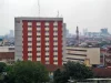 Kompleks Rumah Sakit St. Carolus di Jalan Salemba Raya, Jakarta Pusat, dengan gedung bertingkat modern berdampingan bangunan lama beratap genteng