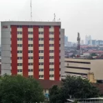 Kompleks Rumah Sakit St. Carolus di Jalan Salemba Raya, Jakarta Pusat, dengan gedung bertingkat modern berdampingan bangunan lama beratap genteng