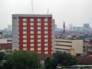 Kompleks Rumah Sakit St. Carolus di Jalan Salemba Raya, Jakarta Pusat, dengan gedung bertingkat modern berdampingan bangunan lama beratap genteng