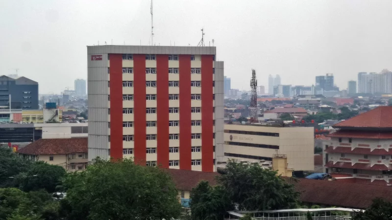 Kompleks Rumah Sakit St. Carolus di Jalan Salemba Raya, Jakarta Pusat, dengan gedung bertingkat modern berdampingan bangunan lama beratap genteng