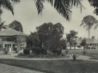 Bangunan rumah sakit dan rumah apoteker berhalaman luas di Binjai pada 1903.