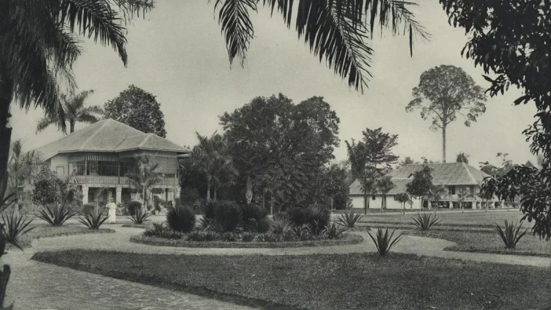 Bangunan rumah sakit dan rumah apoteker berhalaman luas di Binjai pada 1903.