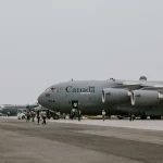 Ilustrasi pesawat angkut militer di landasan pacu bandara