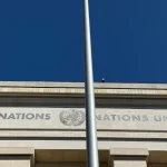 Markas Perserikatan Bangsa-Bangsa dengan bendera berkibar