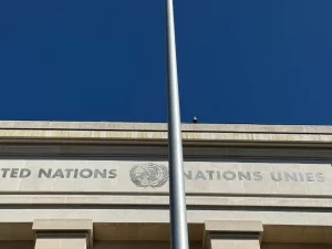 Markas Perserikatan Bangsa-Bangsa dengan bendera berkibar