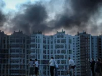 Asap hitam membumbung dari blok apartemen yang terkena serangan udara di Ukraina.