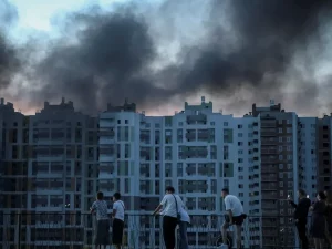 Asap hitam membumbung dari blok apartemen yang terkena serangan udara di Ukraina.