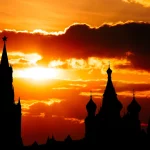 Ilustrasi siluet menara Kremlin Moskow saat senja