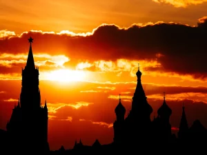 Ilustrasi siluet menara Kremlin Moskow saat senja