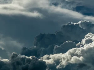 Ilustrasi awan tebal di langit.