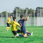 Ilustrasi pemain sepak bola bertanding di lapangan