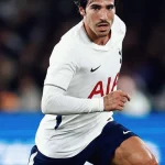 Sandro Tonali membela Tottenham Hotspur dalam laga pramusim di Sydney, Australia.