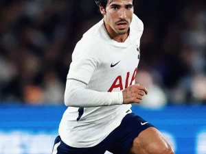 Sandro Tonali membela Tottenham Hotspur dalam laga pramusim di Sydney, Australia.
