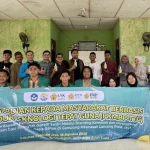 Santri di Gampong Meunasah Lancang, Pidie Jaya, menunjukkan sabun cuci piring berbahan garam hasil pelatihan USK