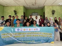 Santri di Gampong Meunasah Lancang, Pidie Jaya, menunjukkan sabun cuci piring berbahan garam hasil pelatihan USK