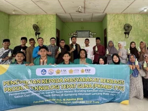 Santri di Gampong Meunasah Lancang, Pidie Jaya, menunjukkan sabun cuci piring berbahan garam hasil pelatihan USK