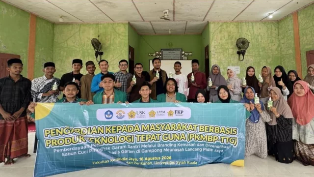 Santri di Gampong Meunasah Lancang, Pidie Jaya, menunjukkan sabun cuci piring berbahan garam hasil pelatihan USK