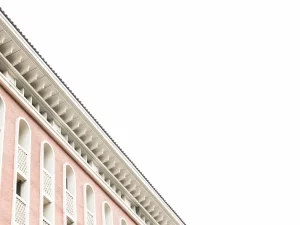 Gedung lembaga pemerintahan di Manila, Filipina, pada siang hari