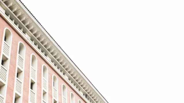 Gedung lembaga pemerintahan di Manila, Filipina, pada siang hari