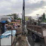 Petugas Satpol PP Kota Padang mengangkut lapak pedagang dari trotoar kawasan Pasar Alai