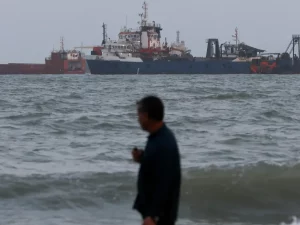 Kapal-kapal berlabuh di perairan dekat Selat Hormuz