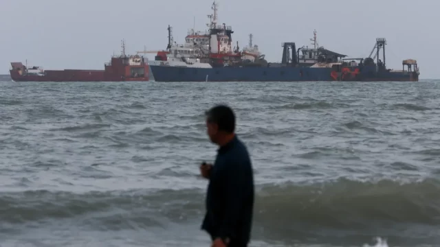 Kapal-kapal berlabuh di perairan dekat Selat Hormuz