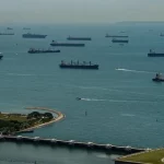 Ilustrasi kapal-kapal tanker dan kargo lego jangkar di perairan menunggu izin berlayar