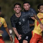 Pemain berkostum kuning oranye Semen Padang berebut posisi dengan pemain berkostum gelap Borneo FC di lapangan