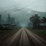 Ilustrasi jalan desa Afrika Tengah dengan rumah kayu sederhana dan kabut asap di atas hutan tropis