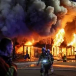 Petugas pemadam kebakaran memadamkan api seusai serangan Rusia di Kyiv