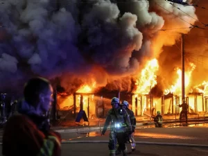Petugas pemadam kebakaran memadamkan api seusai serangan Rusia di Kyiv