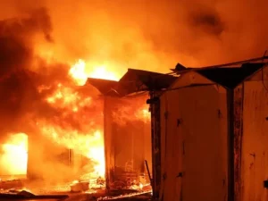 Api membakar deretan garasi di distrik Holosiivskyi, Kyiv, setelah serangan rudal Rusia