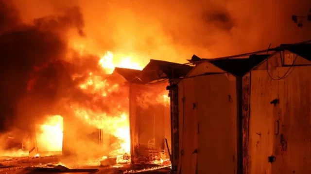 Api membakar deretan garasi di distrik Holosiivskyi, Kyiv, setelah serangan rudal Rusia