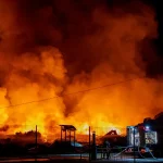 Petugas pemadam kebakaran memadamkan api di gudang yang terbakar akibat serangan rudal Rusia di Kyiv