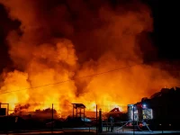 Petugas pemadam kebakaran memadamkan api di gudang yang terbakar akibat serangan rudal Rusia di Kyiv