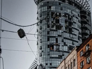 Gedung bertingkat dengan jendela hancur dan dinding menghitam di sebuah kota di Ukraina