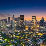 Ilustrasi pemandangan udara gedung-gedung perkotaan Jakarta saat senja