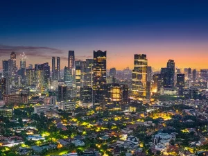 Ilustrasi pemandangan udara gedung-gedung perkotaan Jakarta saat senja