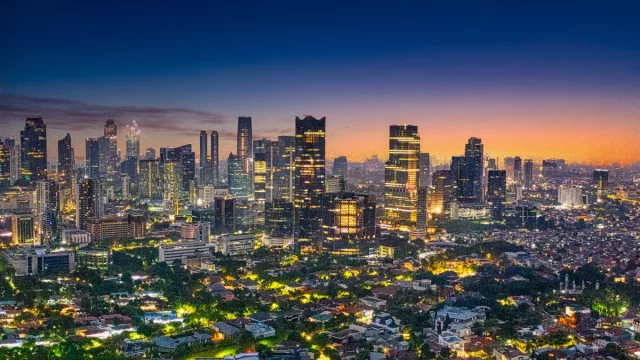 Ilustrasi pemandangan udara gedung-gedung perkotaan Jakarta saat senja