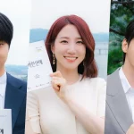 Tiga pemeran utama drama Spooky in Love berpose memegang naskah episode terakhir.