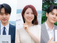 Tiga pemeran utama drama Spooky in Love berpose memegang naskah episode terakhir.